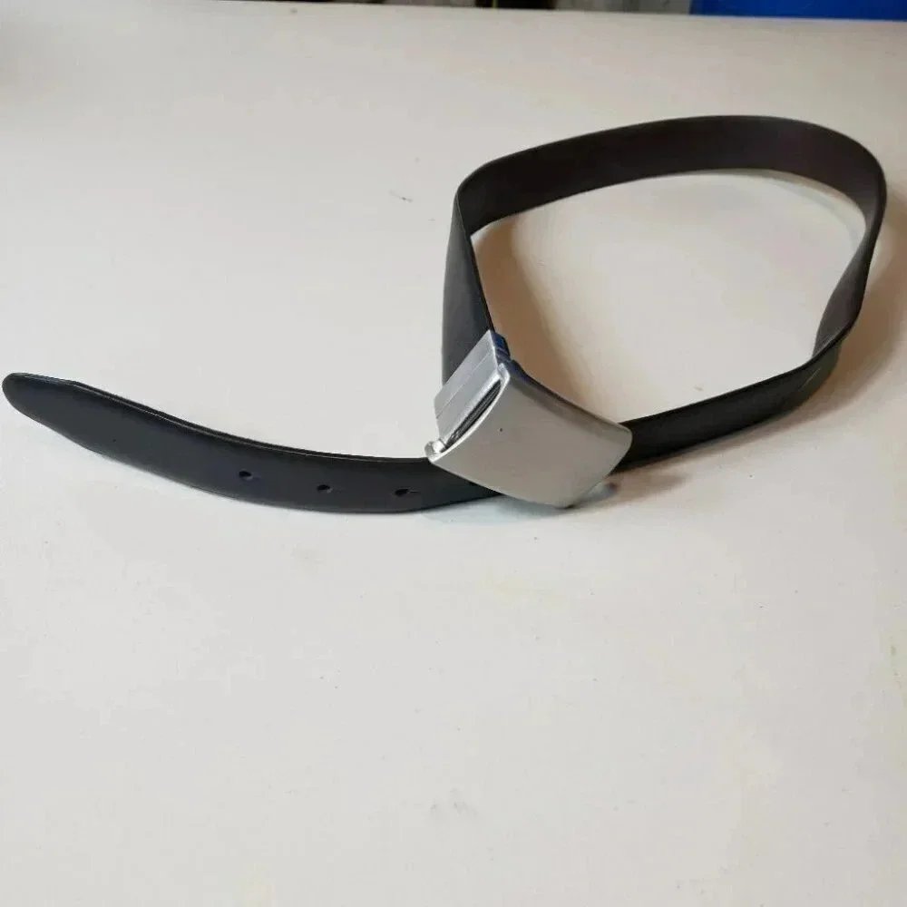 Black leather belt w/ brushed silver buckle‎ W32